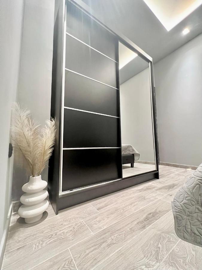 Luxury Black And White Interior Apartments Kalamata Exterior foto